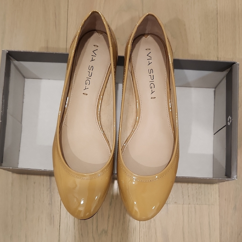 NWOB Via Spiga Women's Mustard Flats